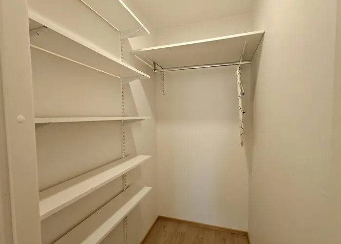 Lägenhet Spacious For 5